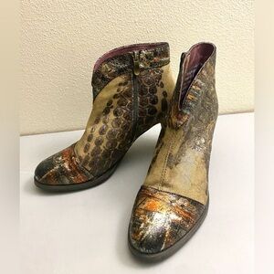 L' Artiste boots combination of genuine leather and impregnated material.